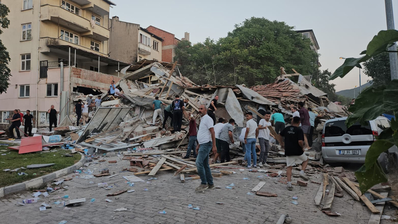 Sındırgı'da yıkılan binada 6 kişi vardı! En alt katı eczaneydi
