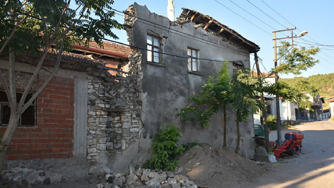 Deprem ve artçı sarsıntılar gece boyu sürdü! Sındırgı havadan görüntülendi...