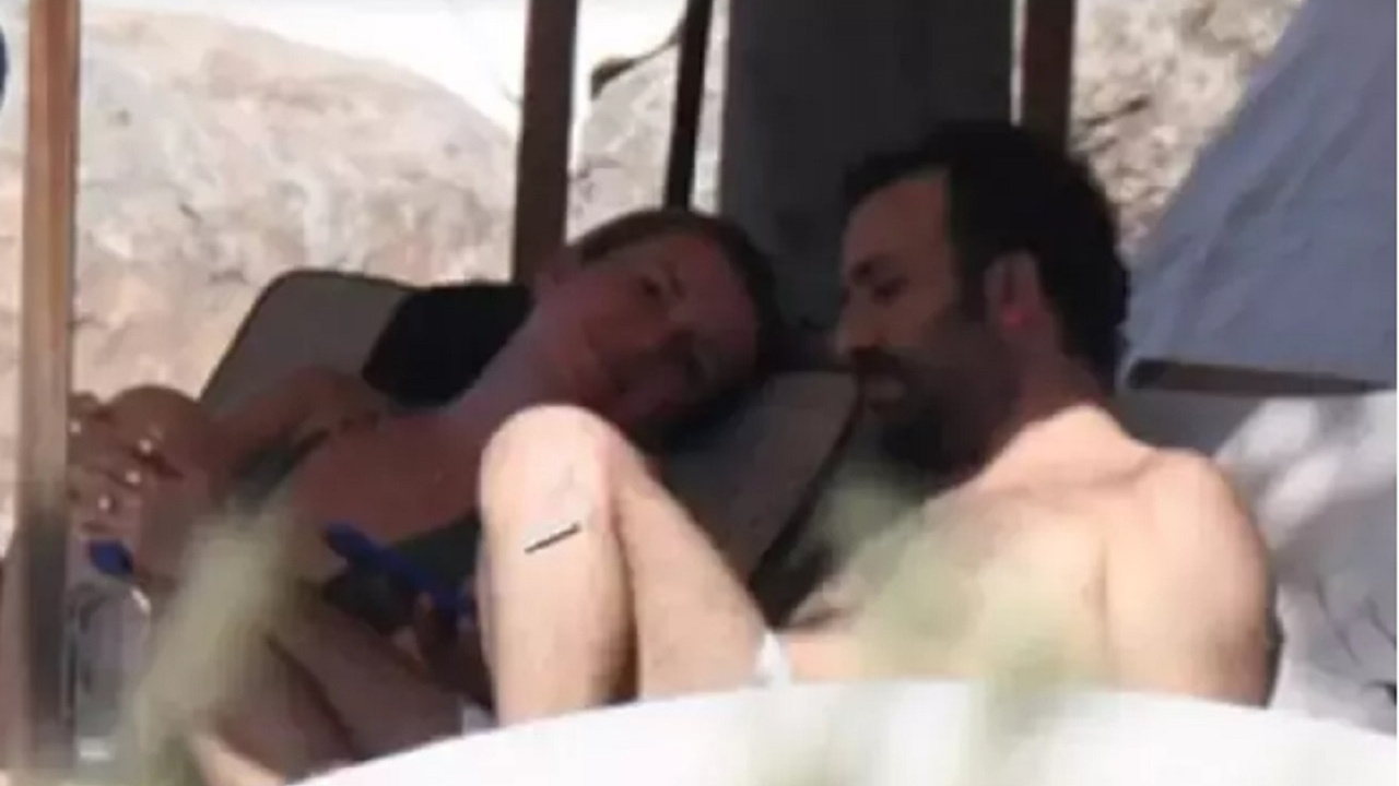 Hasan Can Kaya sevglisi ile tatilde görüntülendi! Samimi karelerine beğeni yağdı...