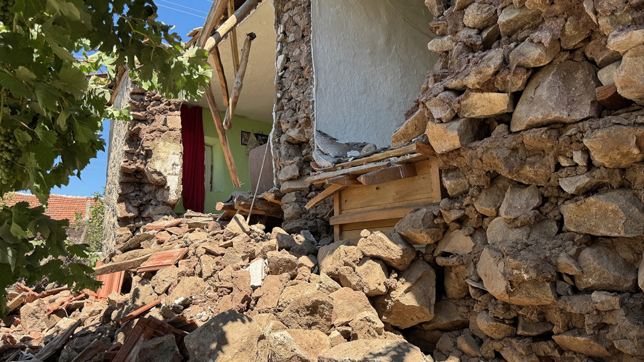6.1'lik deprem sonrası Balıkesir Sındırgı'da 786 artçı sarsıntı