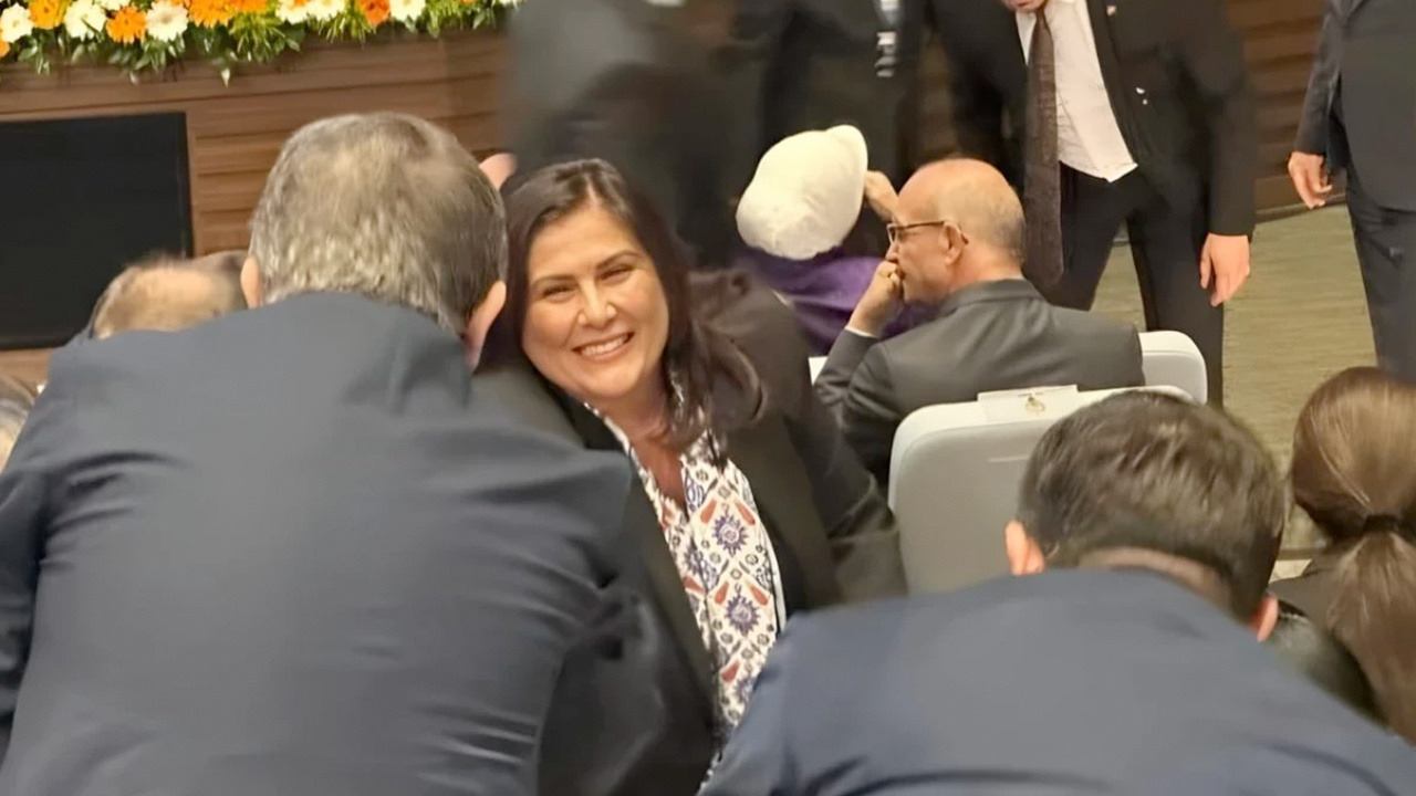 AK Parti Genel Merkezi'nde gelen Özlem Çerçioğlu'ndan ilk fotoğraf