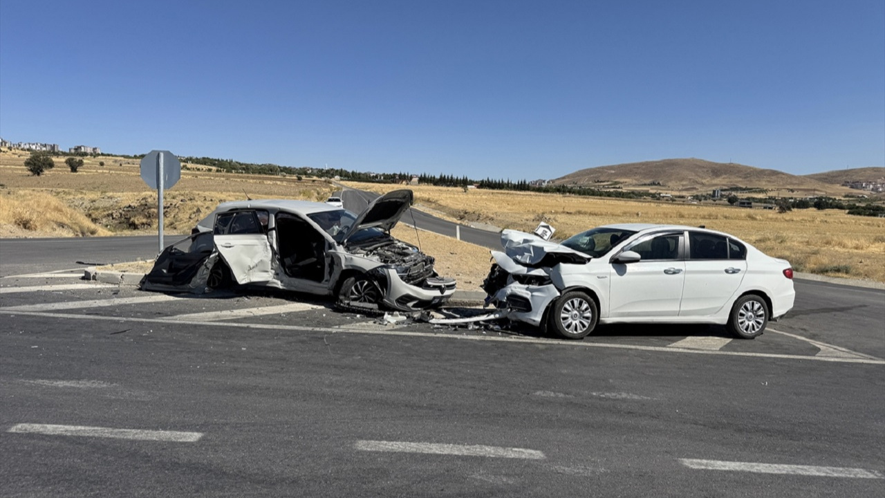 Elazığ'da can pazarı! İki otomobil çarpıştı: 8 yaralı...