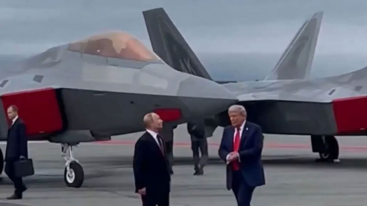 Vladimir Putin’in üzerinden bombardıman uçağının geçtiği anlar dikkat çekti