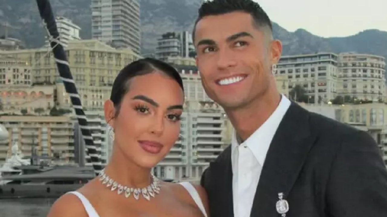 Ronaldo'dan çocuklarının annesine sürpriz hediye...