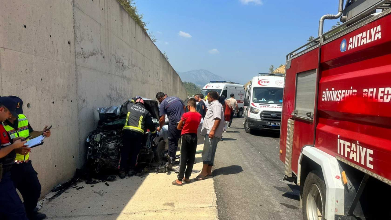 Antalya'da feci kaza! Tırın dorsesine çarpan otomobildeki 3 kişi yaralandı