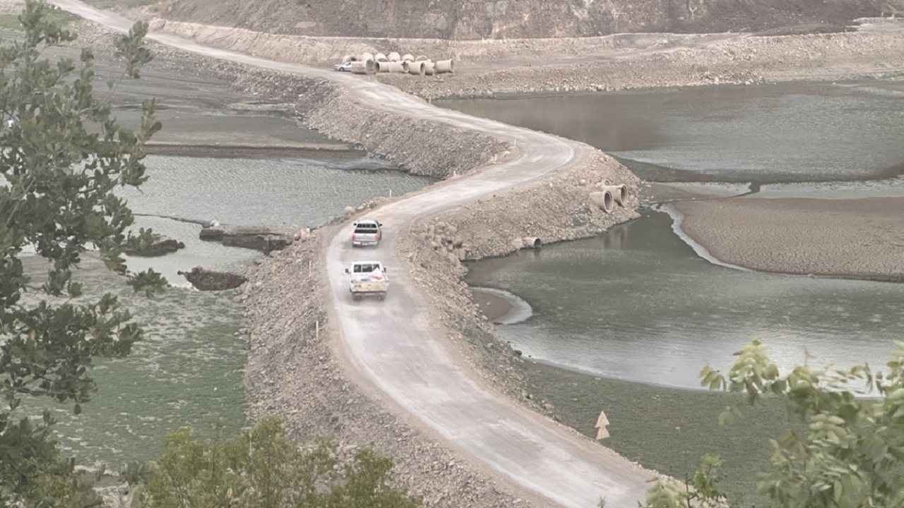 Kuraklık ortaya çıktı! Baraj yatağı içinde bulunan yol suların çekilmesiyle açıldı...