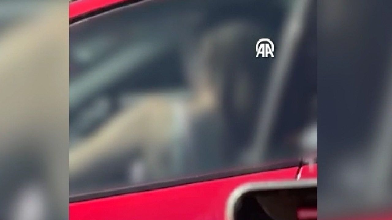 Bağcılar'da otomobilde uygunsuz hareketler yapan şahıslar yakalandı