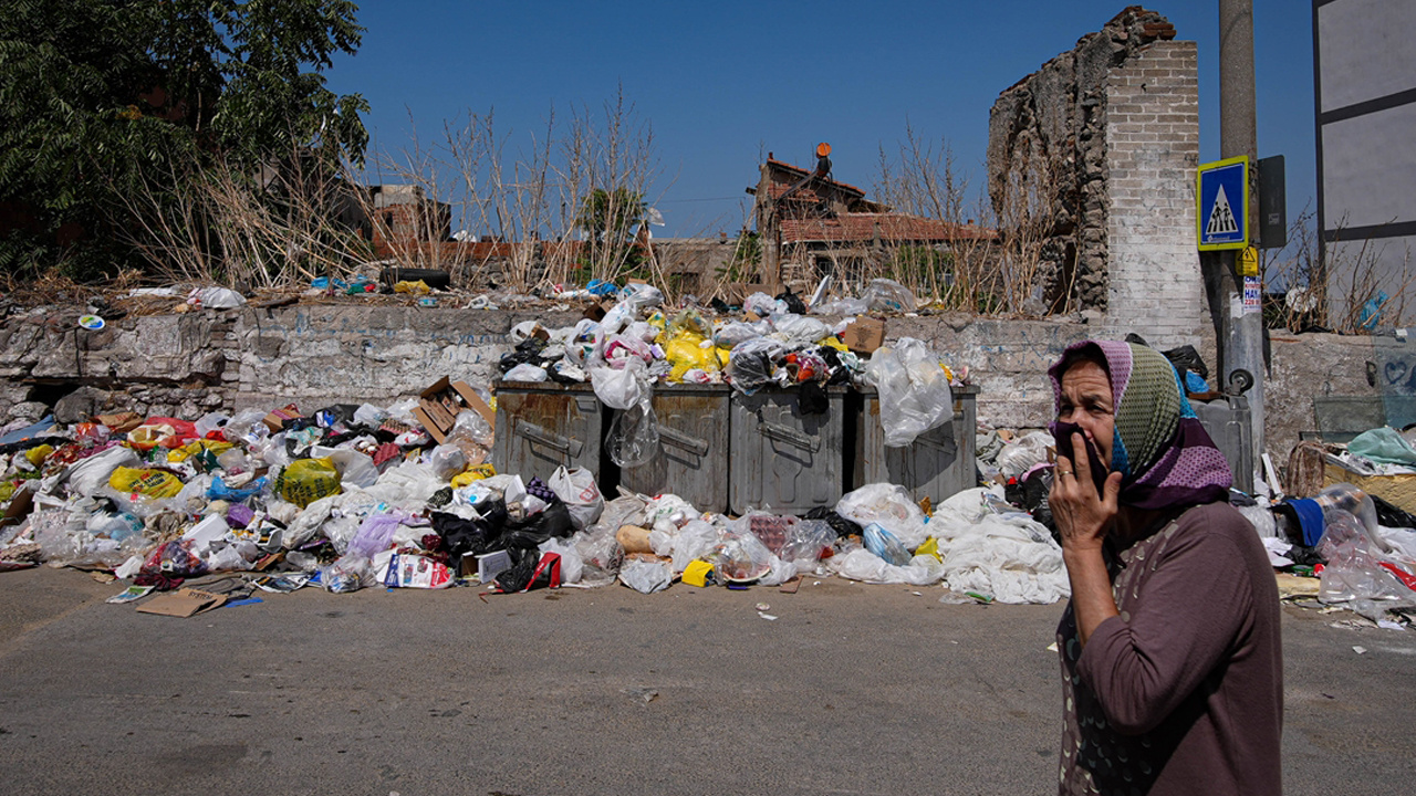 İzmir'de çöp dağları oluştu! Görüntü de korku da korkunç halde
