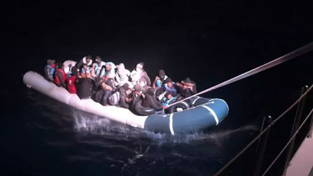 İzmir açıklarında lastik bottan düşen 4 düzensiz göçmen öldü