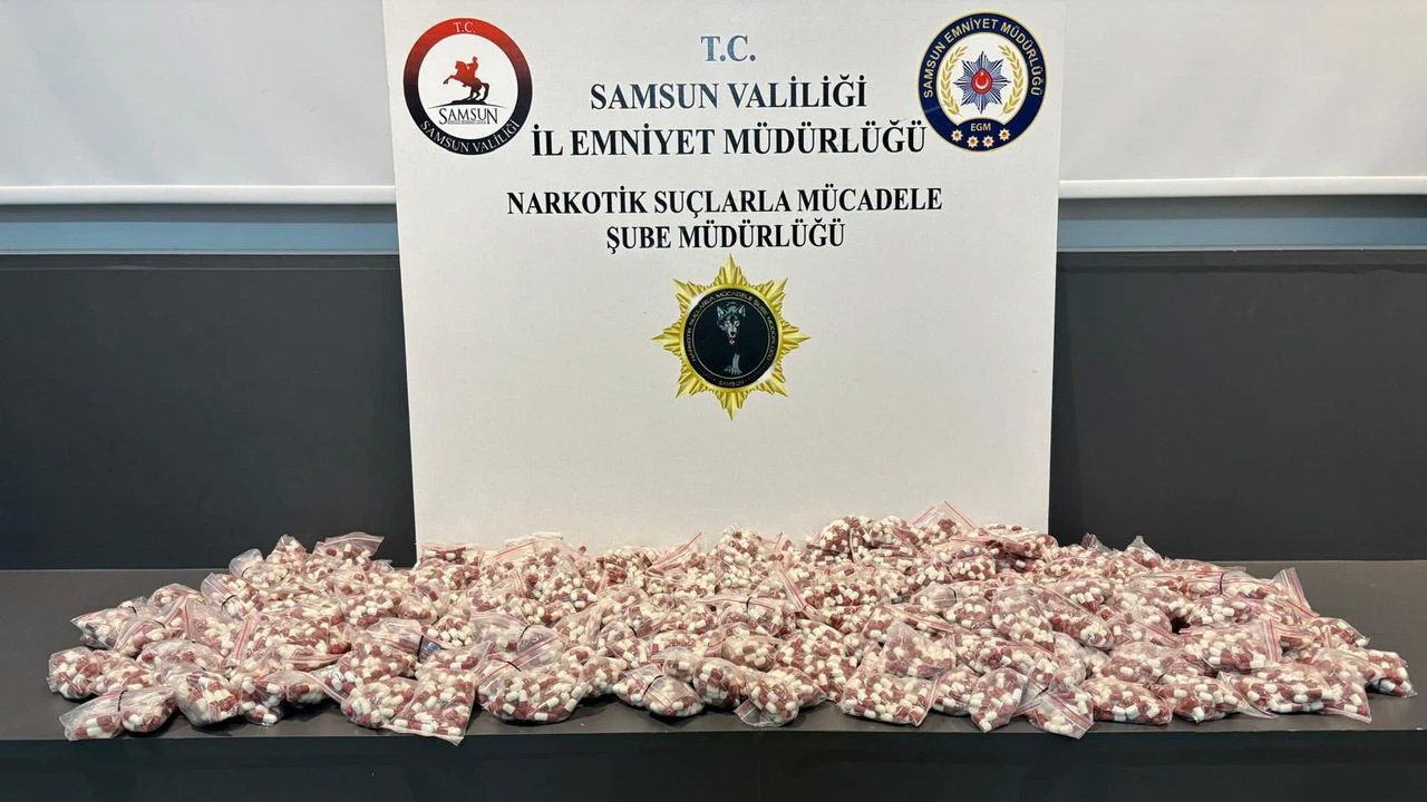 Samsun'da 11 bin 300 sentetik ecza hapı ele geçirildi