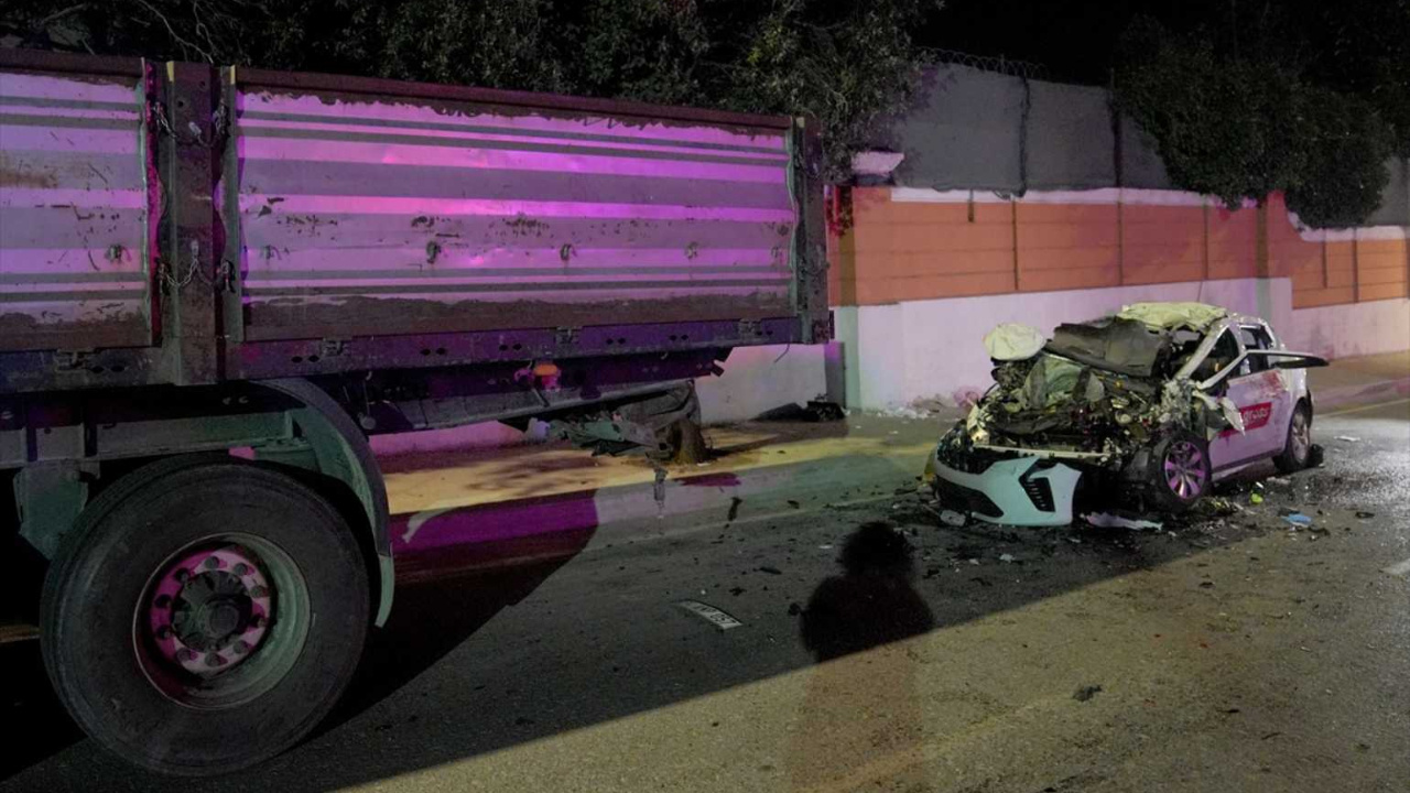 Büyükçekmece'de otomobil tıra çarptı: 1 kişi öldü, 3'ü ağır 4 kişi yaralandı.