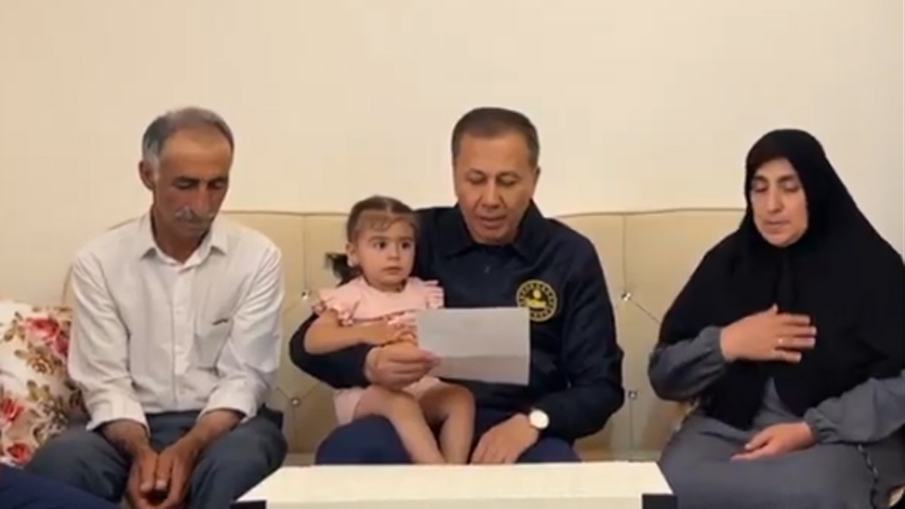 Ali Yerlikaya Erzurum'da Cumhurbaşkanı Erdoğan'ın mektubunu şehit ailesine teslim etti
