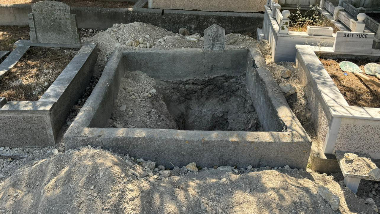 Mezarlığa gelenler gördükleri karşısında şoke oldu! Savunma bu kadar da olamaz dedirtti
