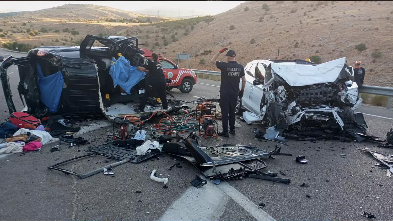 Malatya'da otomobil ile hafif ticari aracın çarpıştığı kazada 4 kişi öldü