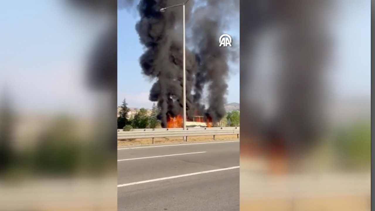 Ankara'da seyir halindeki yolcu otobüsü cayır cayır yandı