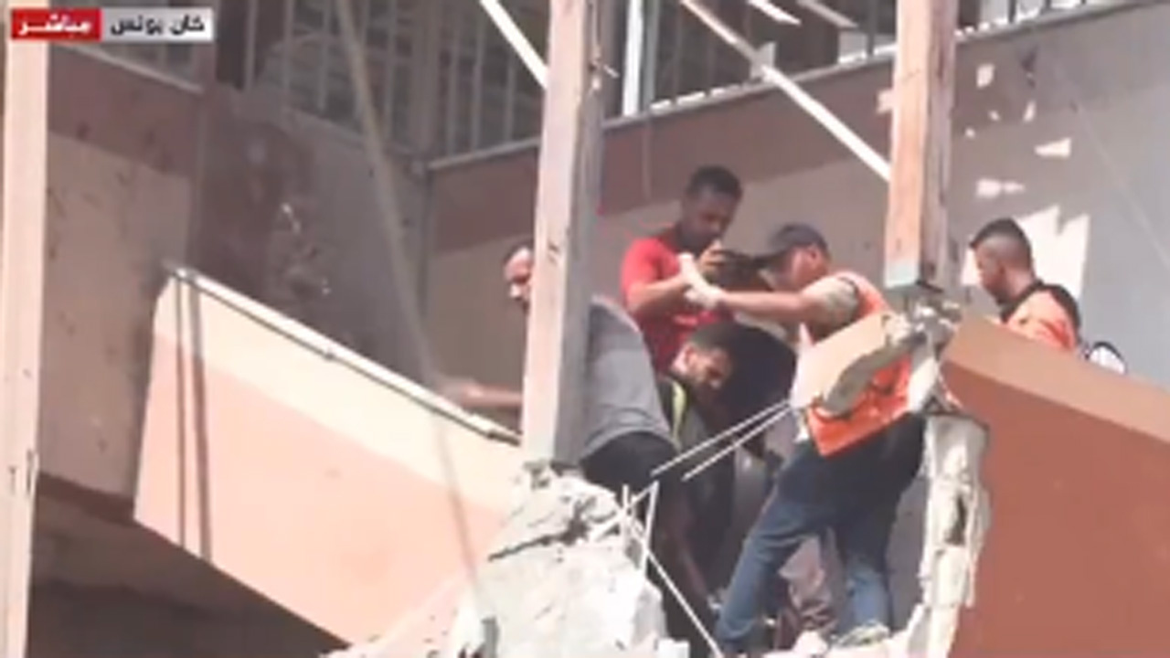 Hastane enkazından yaralı çıkaranlar füzeyle böyle vuruldu katliam görüntüsü kamerada