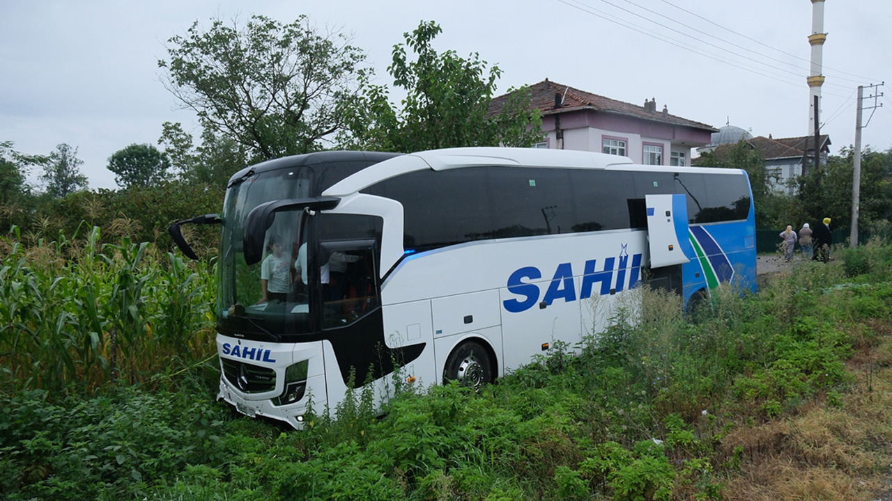 Samsun'da yolcu otobüsü yol kenarındaki 2 kişiye çarptı