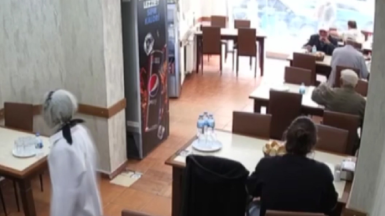 Lokantada korku dolu anlar! Boğazına yiyecek kaçan müşteri nefessiz kaldı