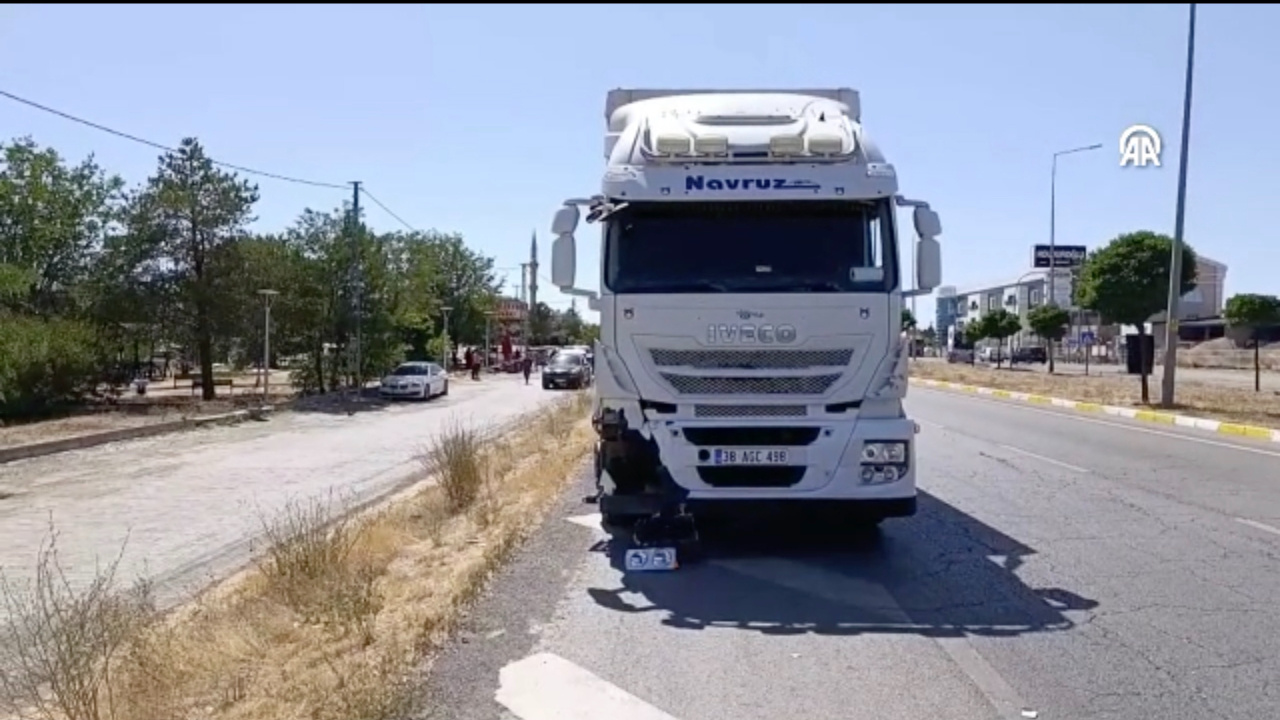Sivas'ta facia! Tırla çarpışan motosikletin sürücüsü öldü...