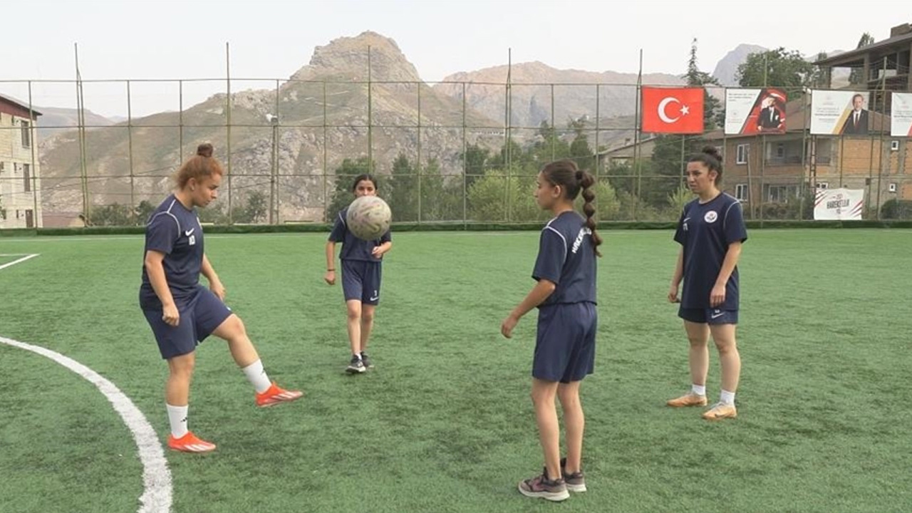 Kadın futbolcuların "II. Kristal Ayaklar Ödül Töreni Ankara'da yapıldı