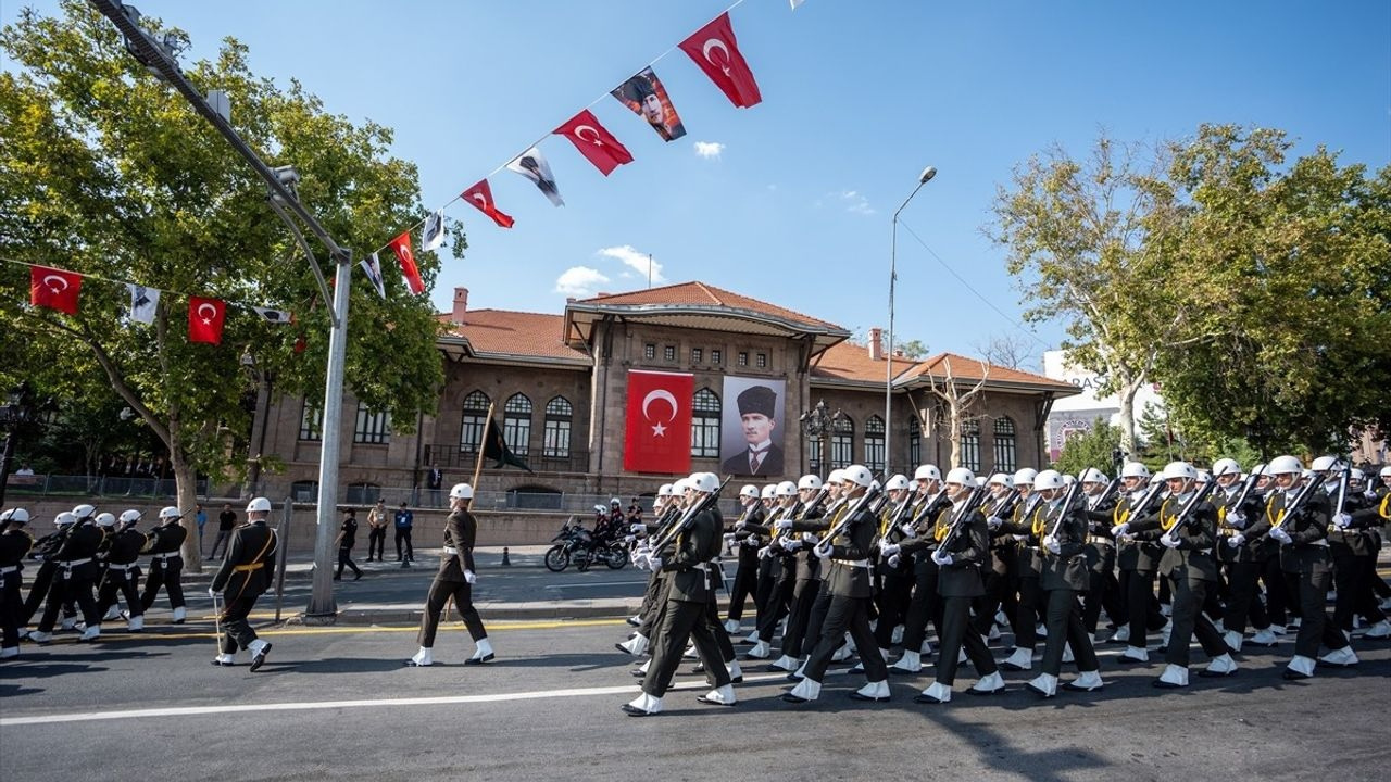 Gurulandıran tören! Ankara'da 30 Ağustos Zafer Bayramı dolayısıyla resmi geçit yapıldı