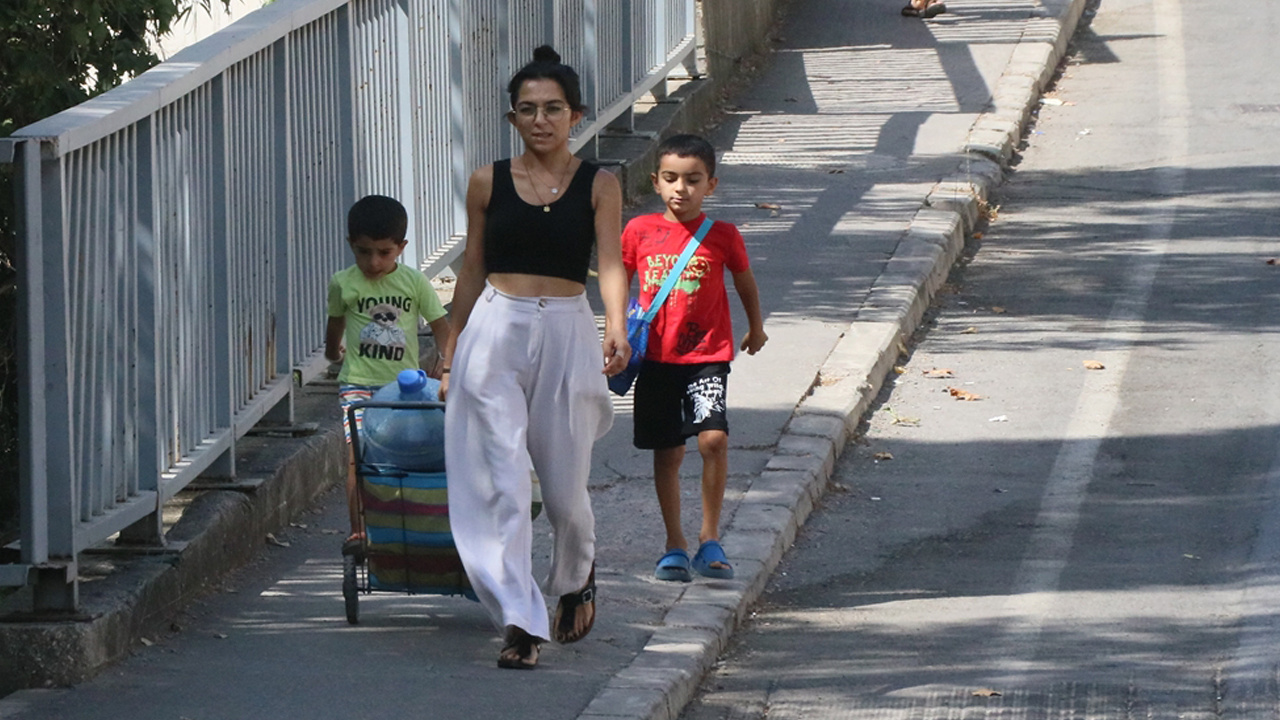 32 saatlik su kesintisi vatandaşı perişan etti! Bidonlarla çeşme başında beklediler