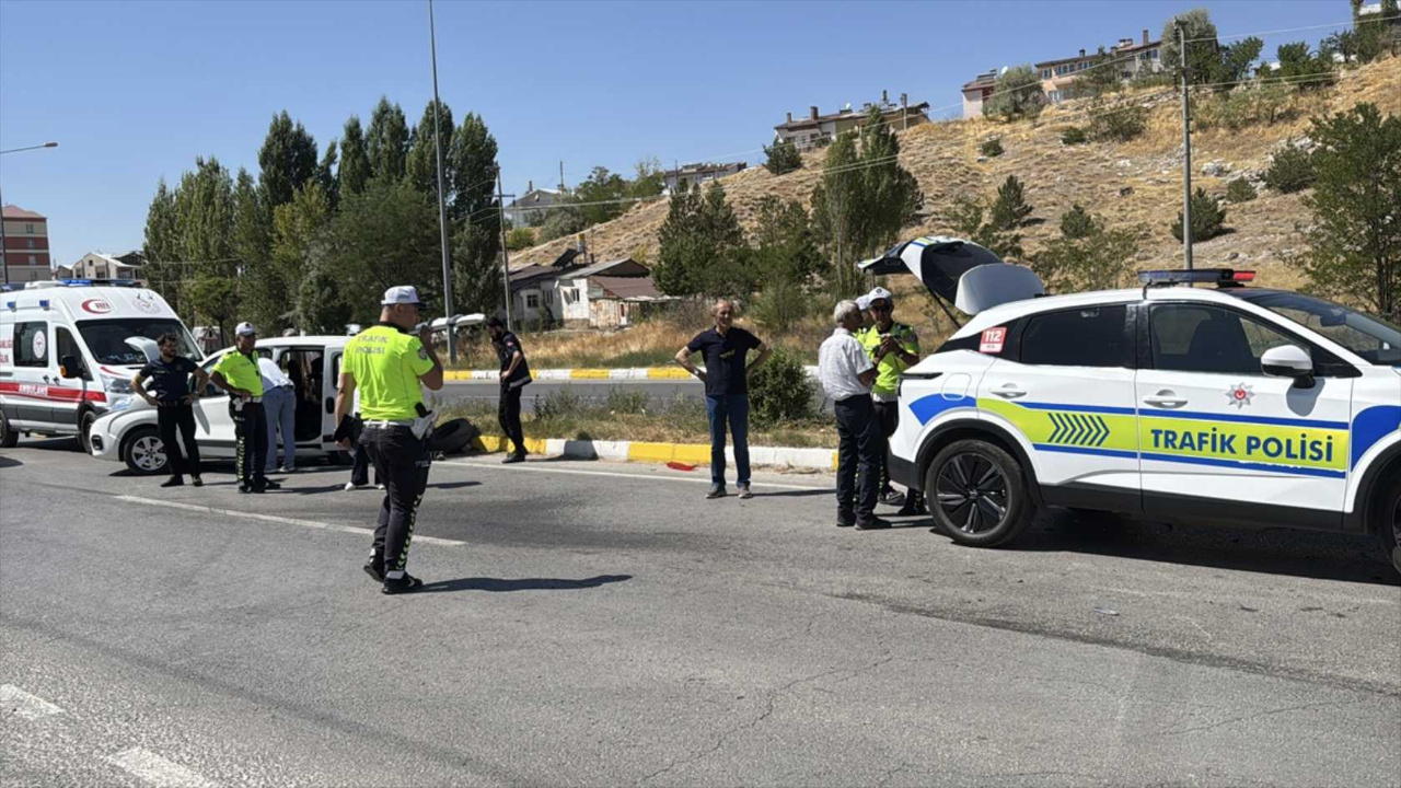 Sivas'ta hafif ticari araç otomobil ile çarpıştı: 6 yaralı...