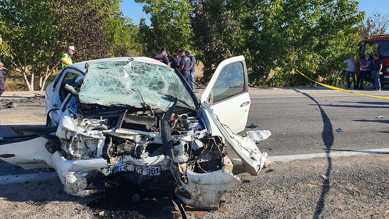 Manisa'da otomobiller çarpıştı, 3 kişi öldü! Kaza anı kamerada