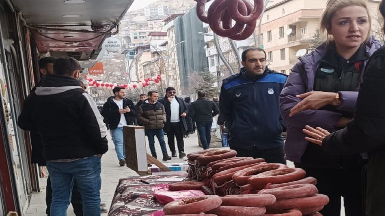 Bakanlıktan dehşet verici açıklama! Dana sucukta sakatat, siyah çayda gıda boyası tespit edildi