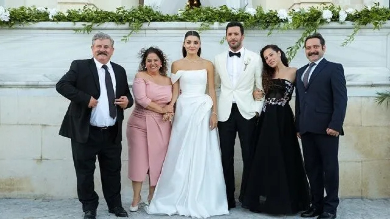 Ayrılık acısı çeken Hande Erçel'in yeni dizisinden düğün kareleri yayınlandı! Barış Arduç'lu kadro şahane
