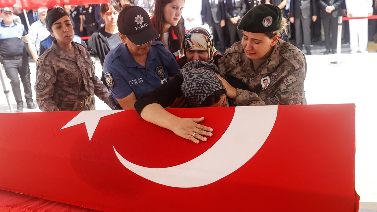 Şehit olan polis memuru Mustafa Karapınar'a gözyaşlarıyla veda!