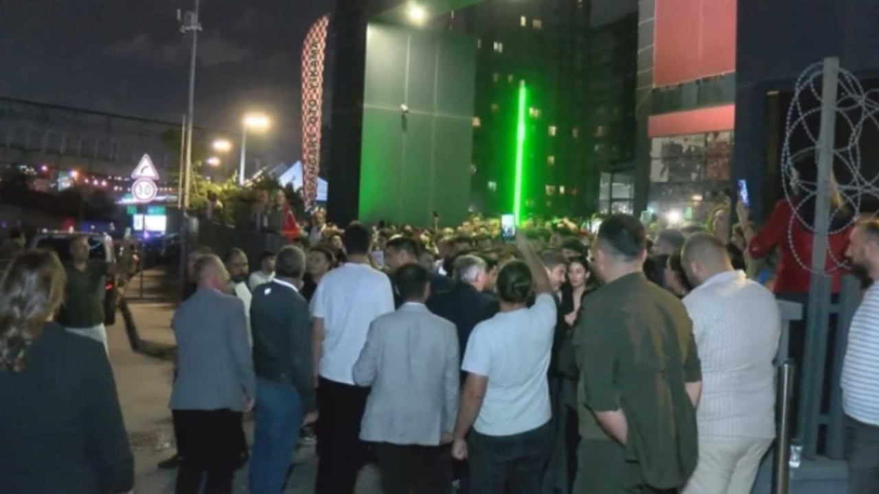 CHP İstanbul İl Başkanlığı önünde yollar kapatıldı