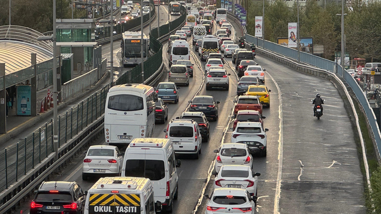 Okullar açıldı! İstanbul'da trafik adım adım ilerliyor, yollara bakın