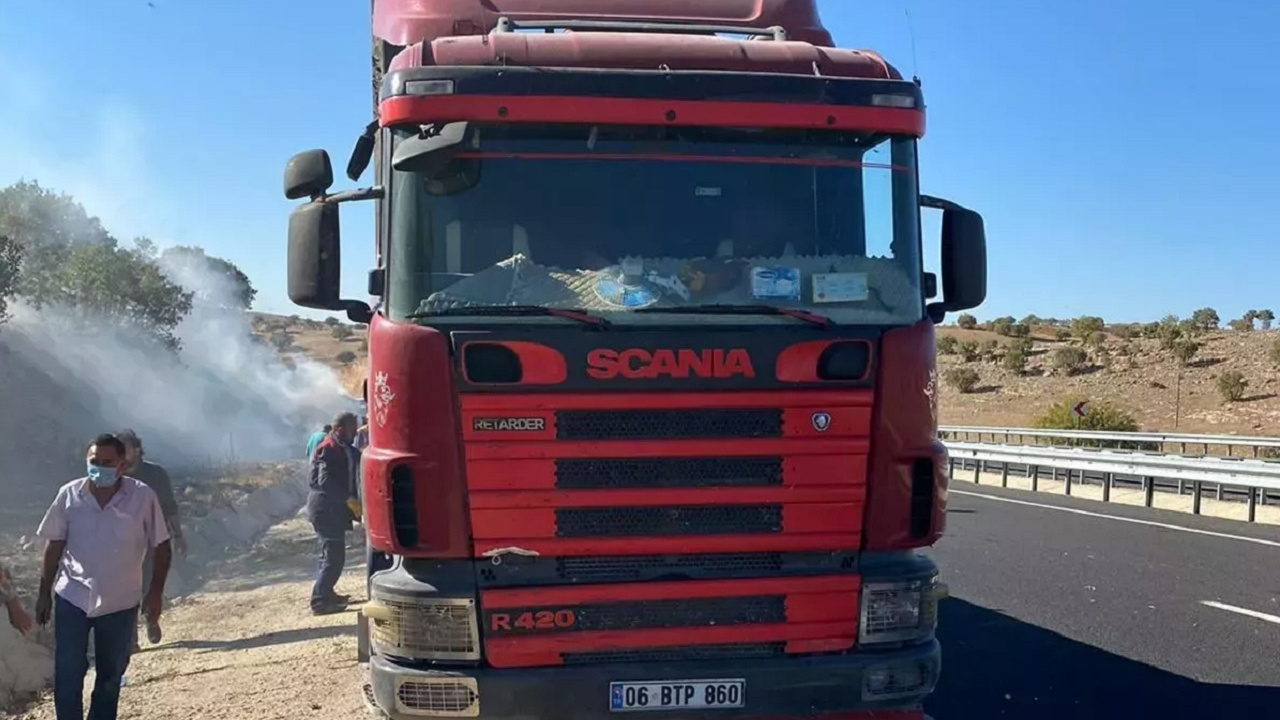 Adana'da korku dolu anlar! Büyükbaş hayvan yüklü tırda yangın çıktı