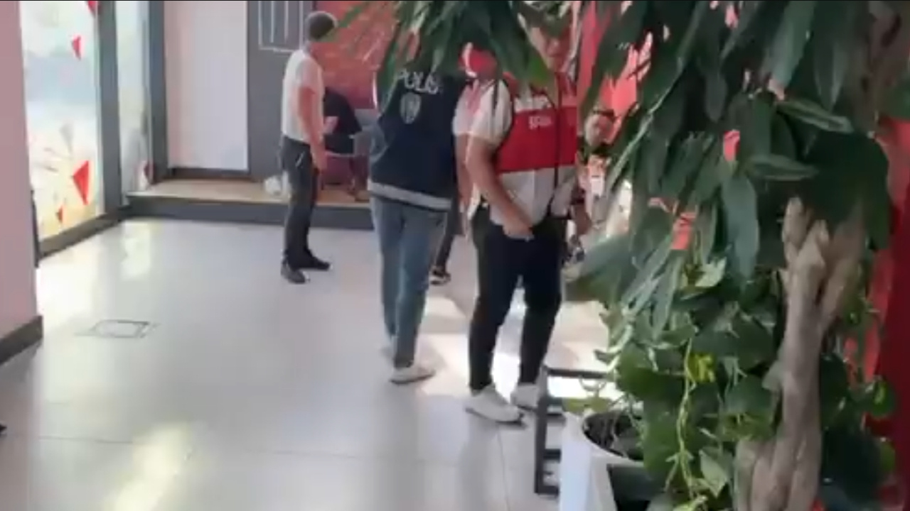 Mahmut Tanal, provokasyona devam ediyor! Şimdi de polisleri açıkça kameraya aldı