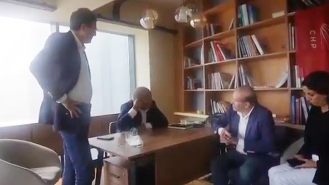 Gürsel Tekin CHP'li yöneticilerle konuşurken masaya yumruğunu vurdu