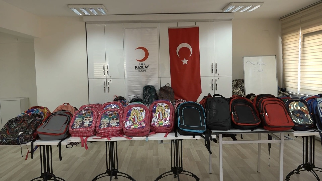 Türk Kızılayı'ndan deprem bölgesine destek! 7 bini aşkın öğrenciye kırtasiye seti dağıttı