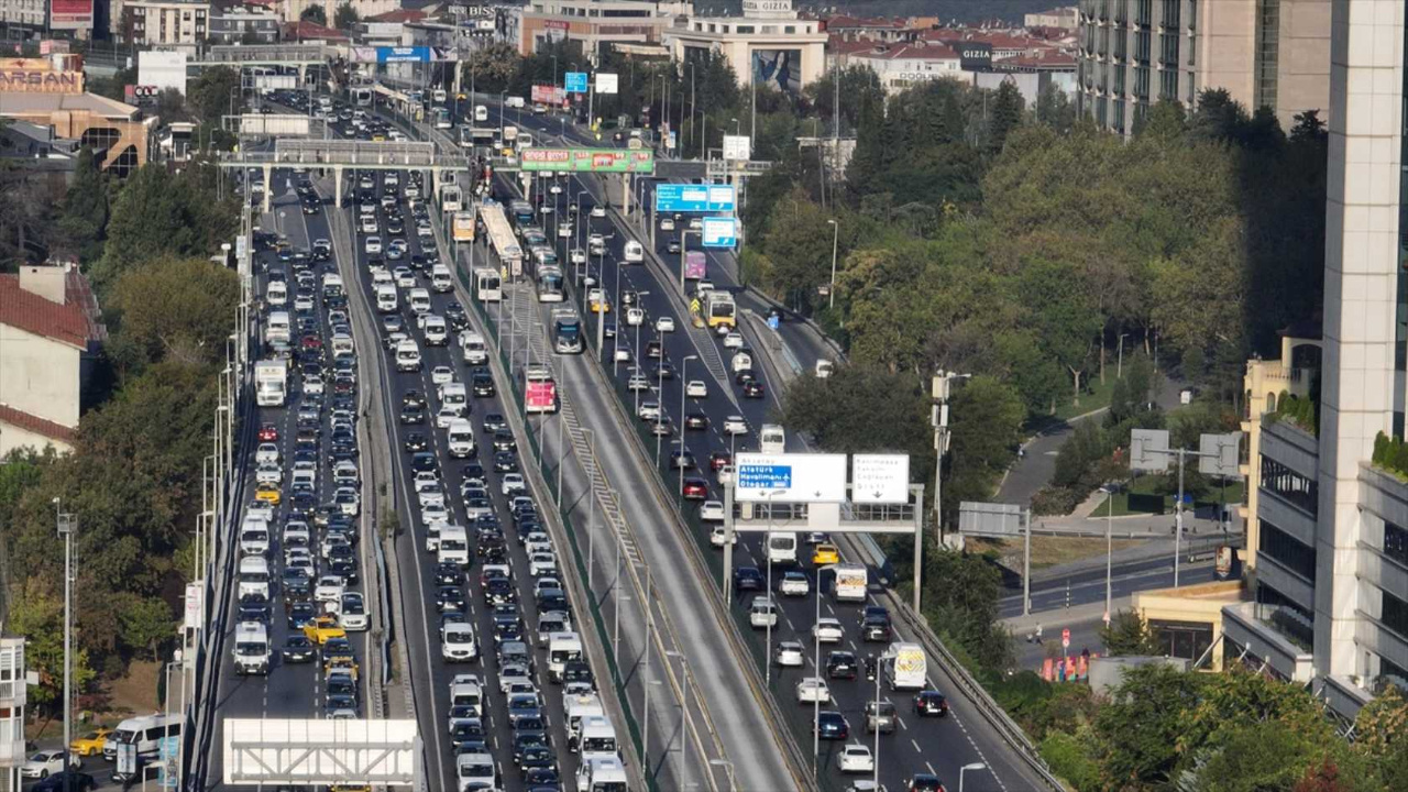 İstanbul'da trafik çilesi! Haftanın ikinci gününde de trafik yoğunluğu yaşanıyor