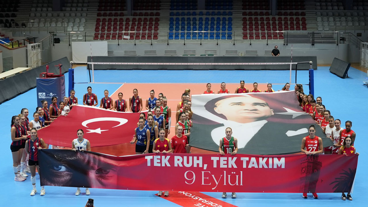 İzmir'in kadın voleybol takımları sahaya "tek ruh" çıktı