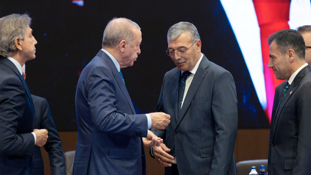 İki belediye AK Parti'ye katıldı rozetleri bizzat Cumhurbaşkanı Erdoğan taktı
