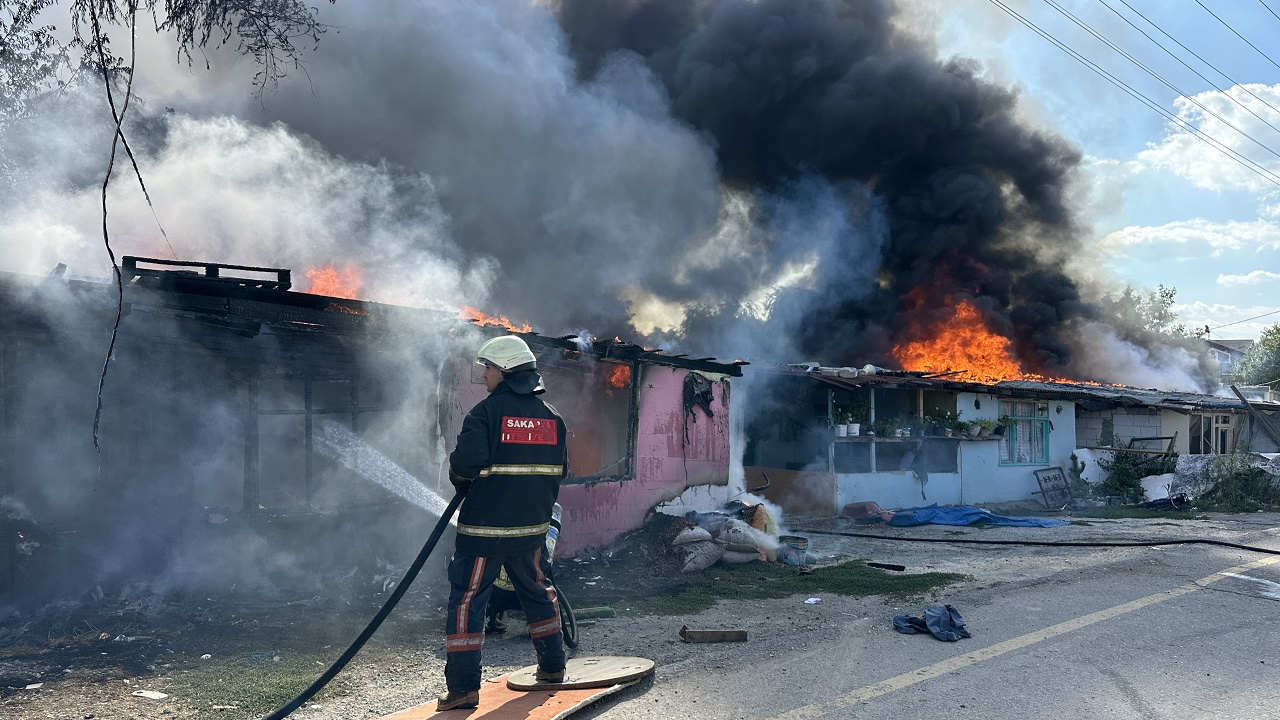 Sakarya'da kavga! Ateşe verilen 4 ev kullanılamaz halde