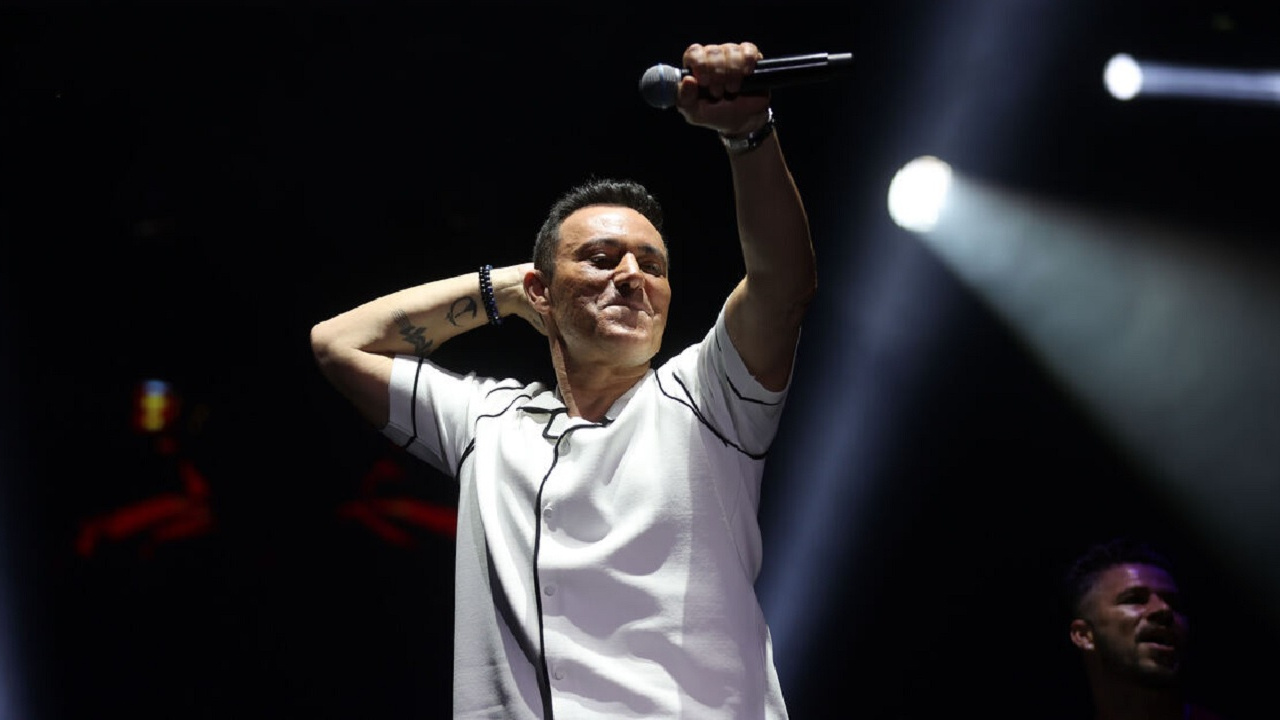 Mustafa Sandal konserde attığı azar sonrası özür diledi...
