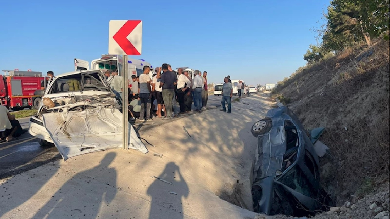 Hatay'da iki otomobil çarpıştı: 4 kişi yaralandı...