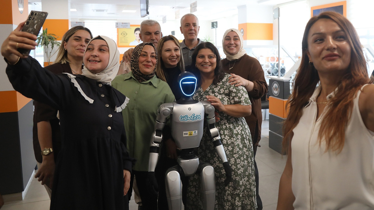 Samsun'da nüfüs müdürlüğünde insansı robota kimlik verildi