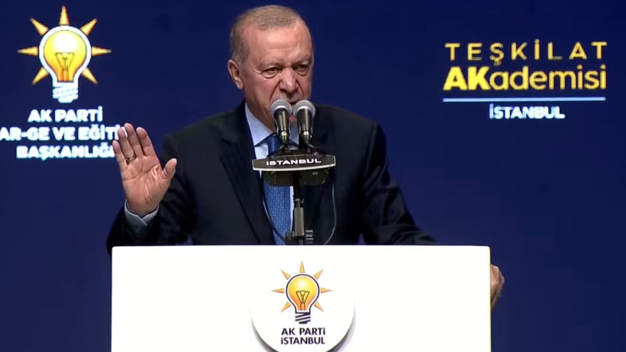 Özlem Vural Gürzel AK Parti'ye katıldı! Rozetini Cumhurbaşkanı Erdoğan taktı
