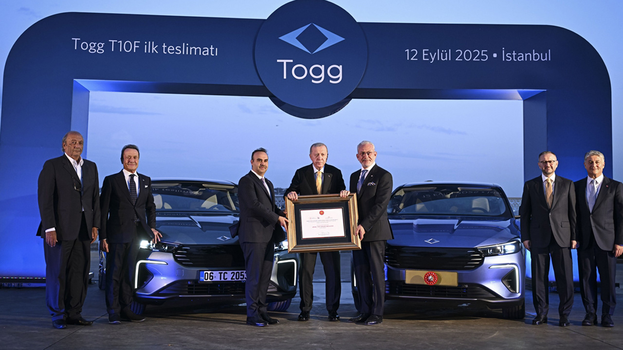 Cumhurbaşkanı Erdoğan'a Togg'un yeni modeli T10F hediye edildi