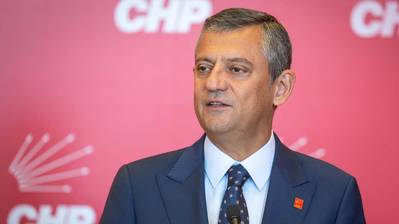 Özgür Özel'e memleketinde şok! CHP'den istifa ettiler