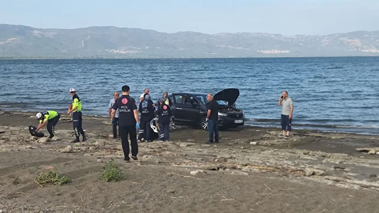 Bursa'da akaryakıt dökülen yolda kayan otomobil İznik Gölü'ne düştü