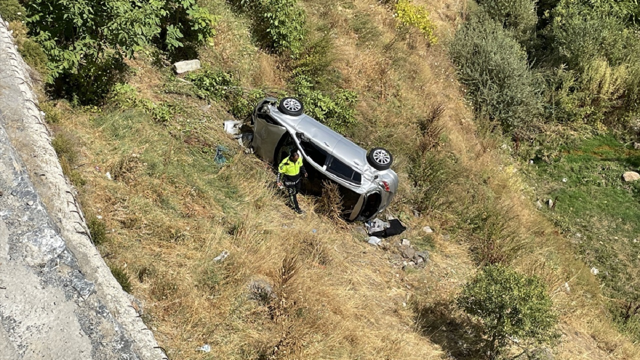 Şarampole devrilen otomobildeki 2 kişi yaralandı