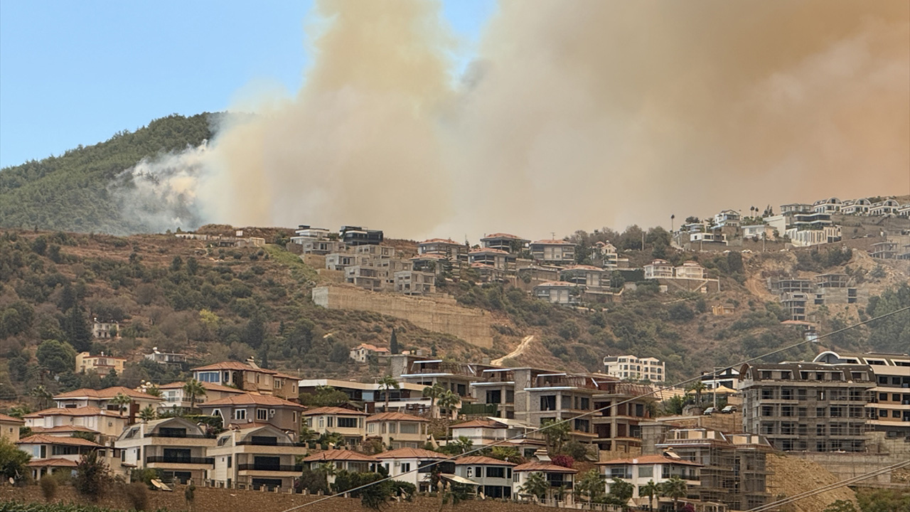 Alanya'da orman yangını büyüyor villalar, seralar evler tahliyeler başladı